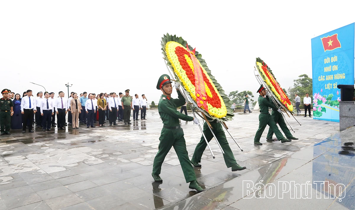 Lãnh đạo tỉnh Phú Thọ dâng hương tại Nghĩa trang Liệt sĩ Chiến dịch Hòa Bình