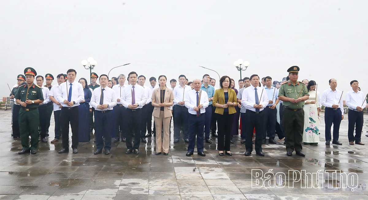 Lãnh đạo tỉnh Phú Thọ dâng hương tại Nghĩa trang Liệt sĩ Chiến dịch Hòa Bình