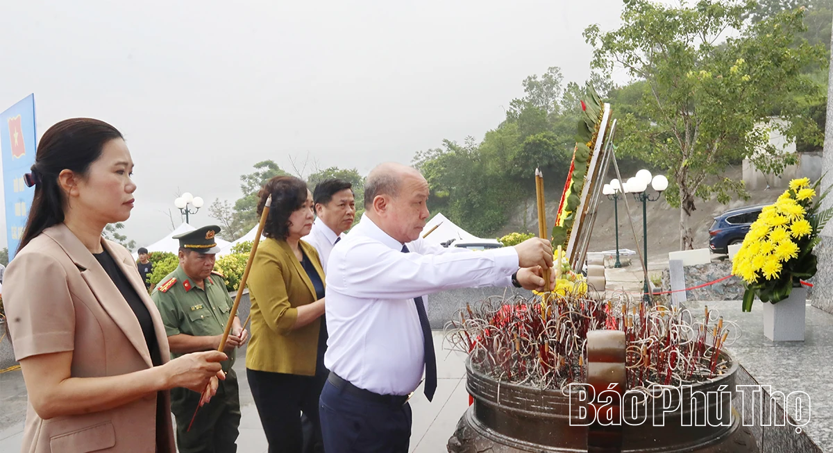 Lãnh đạo tỉnh Phú Thọ dâng hương tại Nghĩa trang Liệt sĩ Chiến dịch Hòa Bình