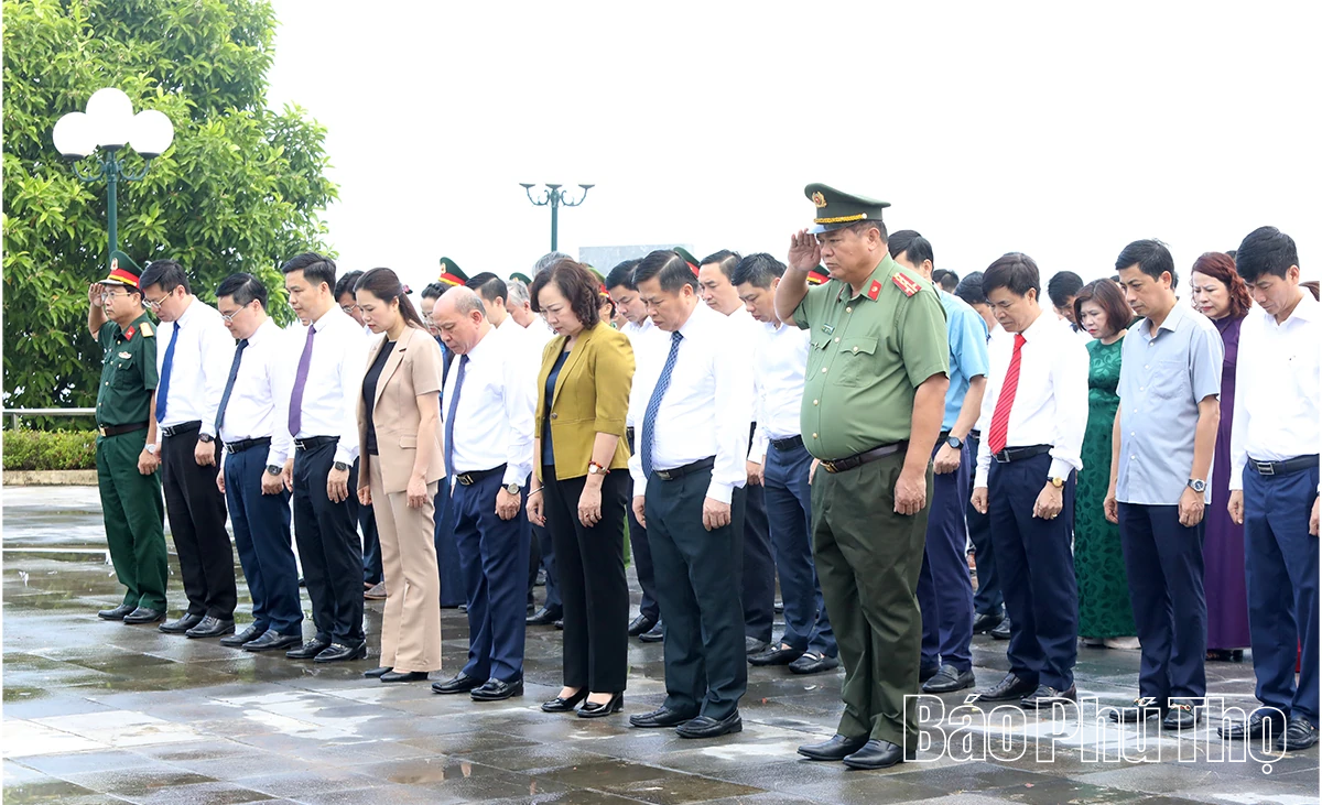 Lãnh đạo tỉnh Phú Thọ dâng hương tại Nghĩa trang Liệt sĩ Chiến dịch Hòa Bình