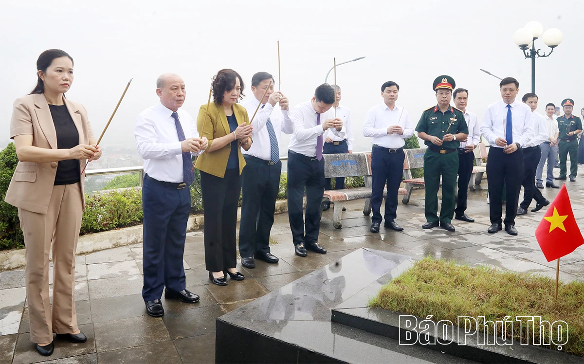 Lãnh đạo tỉnh Phú Thọ dâng hương tại Nghĩa trang Liệt sĩ Chiến dịch Hòa Bình