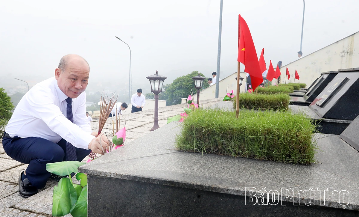 Lãnh đạo tỉnh Phú Thọ dâng hương tại Nghĩa trang Liệt sĩ Chiến dịch Hòa Bình