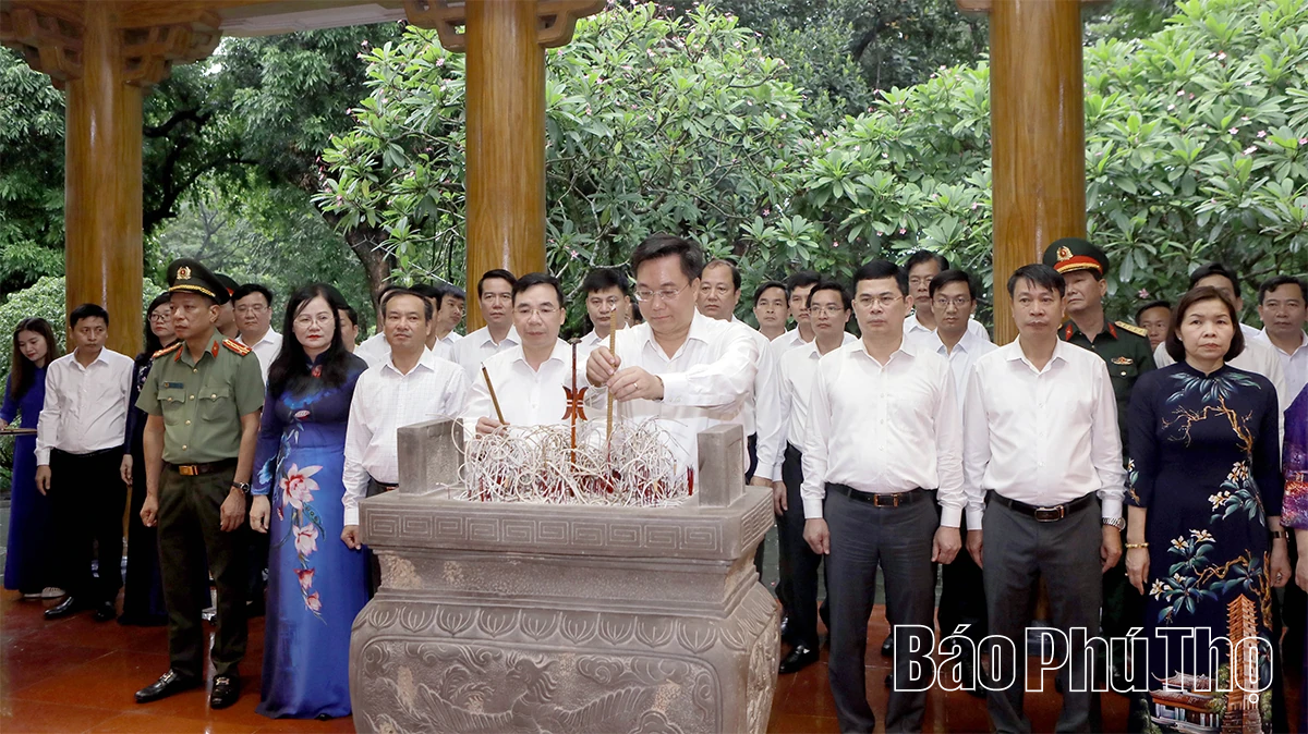 Lãnh đạo tỉnh dâng hương tưởng niệm Chủ tịch Hồ Chí Minh và các Anh hùng liệt sĩ