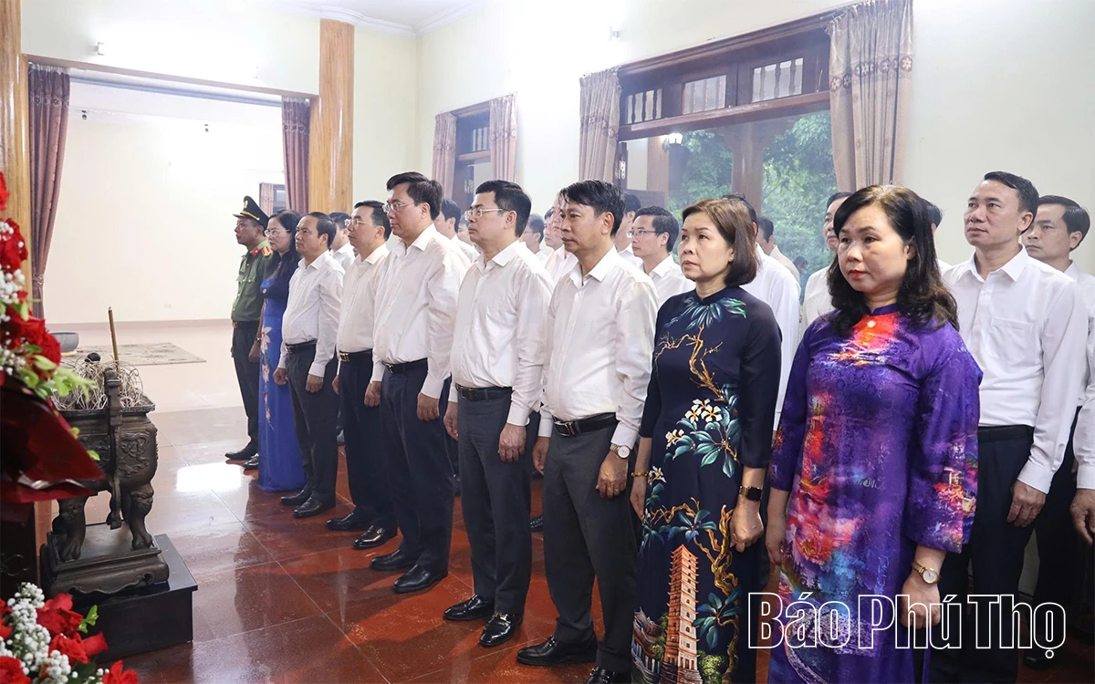 Lãnh đạo tỉnh dâng hương tưởng niệm Chủ tịch Hồ Chí Minh và các Anh hùng liệt sĩ