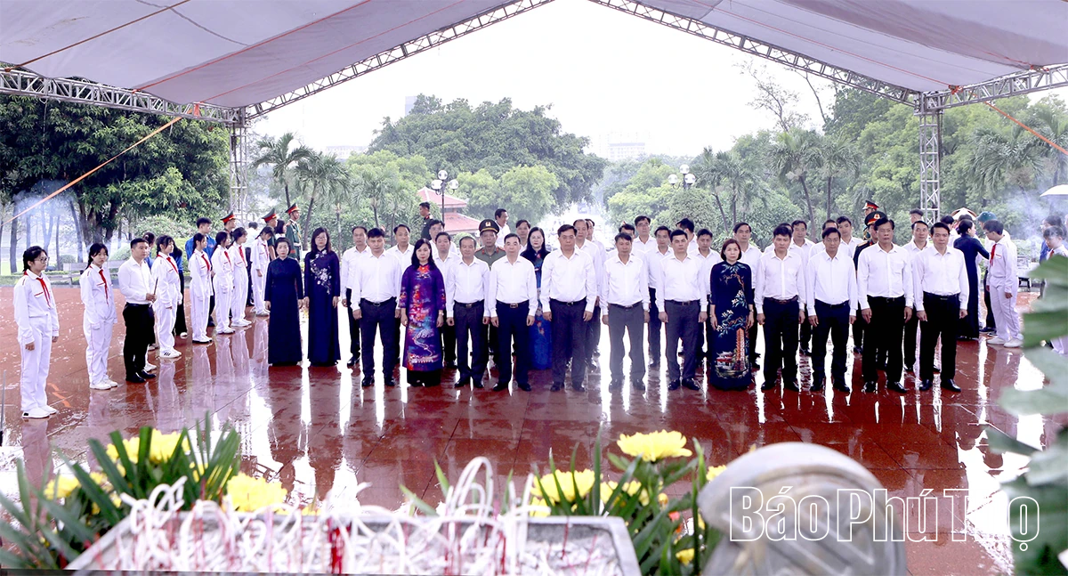 Lãnh đạo tỉnh dâng hương tưởng niệm Chủ tịch Hồ Chí Minh và các Anh hùng liệt sĩ