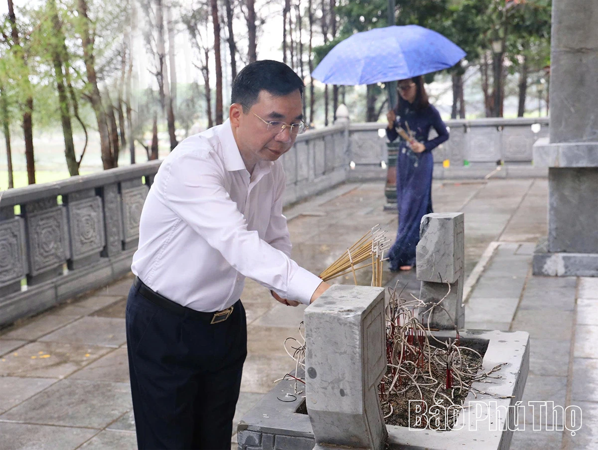 Lãnh đạo tỉnh dâng hương tưởng niệm Chủ tịch Hồ Chí Minh và các Anh hùng liệt sĩ