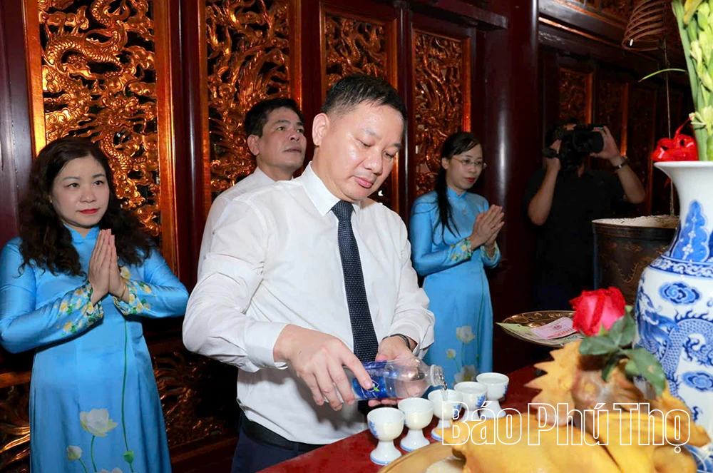 Hội Nhà báo tỉnh dâng hương tưởng niệm các Vua Hùng