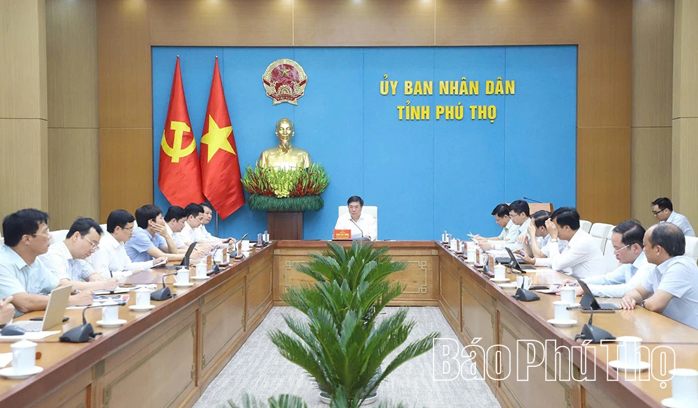 Chủ tịch UBND tỉnh Trần Duy Đông nghe báo cáo về đánh giá KPI và biên chế giáo dục