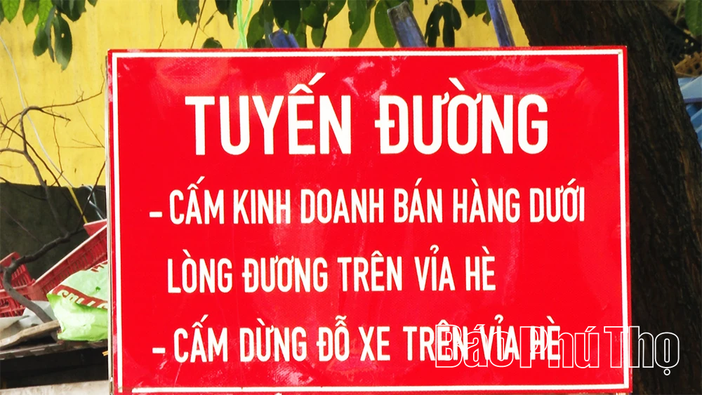 Lấn&nbsp;chiếm vỉa hè trước cổng bệnh viện, tiềm ẩn nguy cơ mất an toàn giao thông