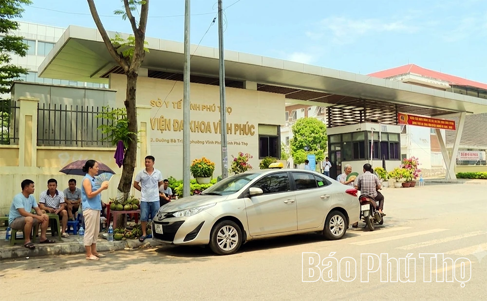 Lấn&nbsp;chiếm vỉa hè trước cổng bệnh viện, tiềm ẩn nguy cơ mất an toàn giao thông