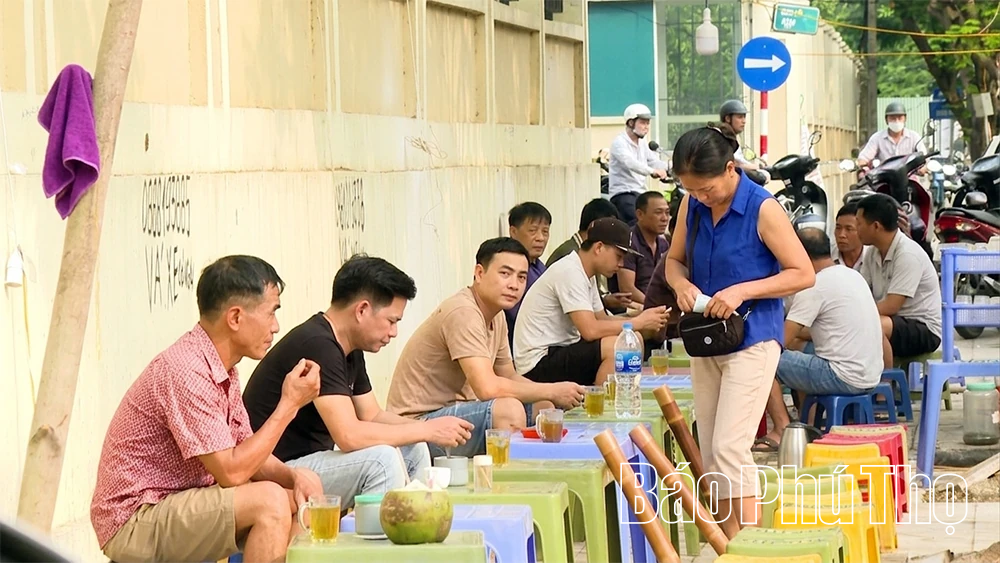 Lấn&nbsp;chiếm vỉa hè trước cổng bệnh viện, tiềm ẩn nguy cơ mất an toàn giao thông