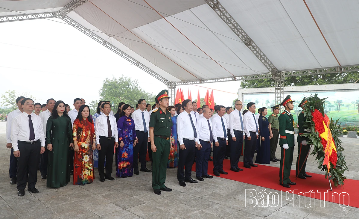 Lãnh đạo Tỉnh ủy, HĐND, UBND, Ủy ban MTTQ tỉnh dâng hương tưởng niệm các Anh hùng liệt sĩ