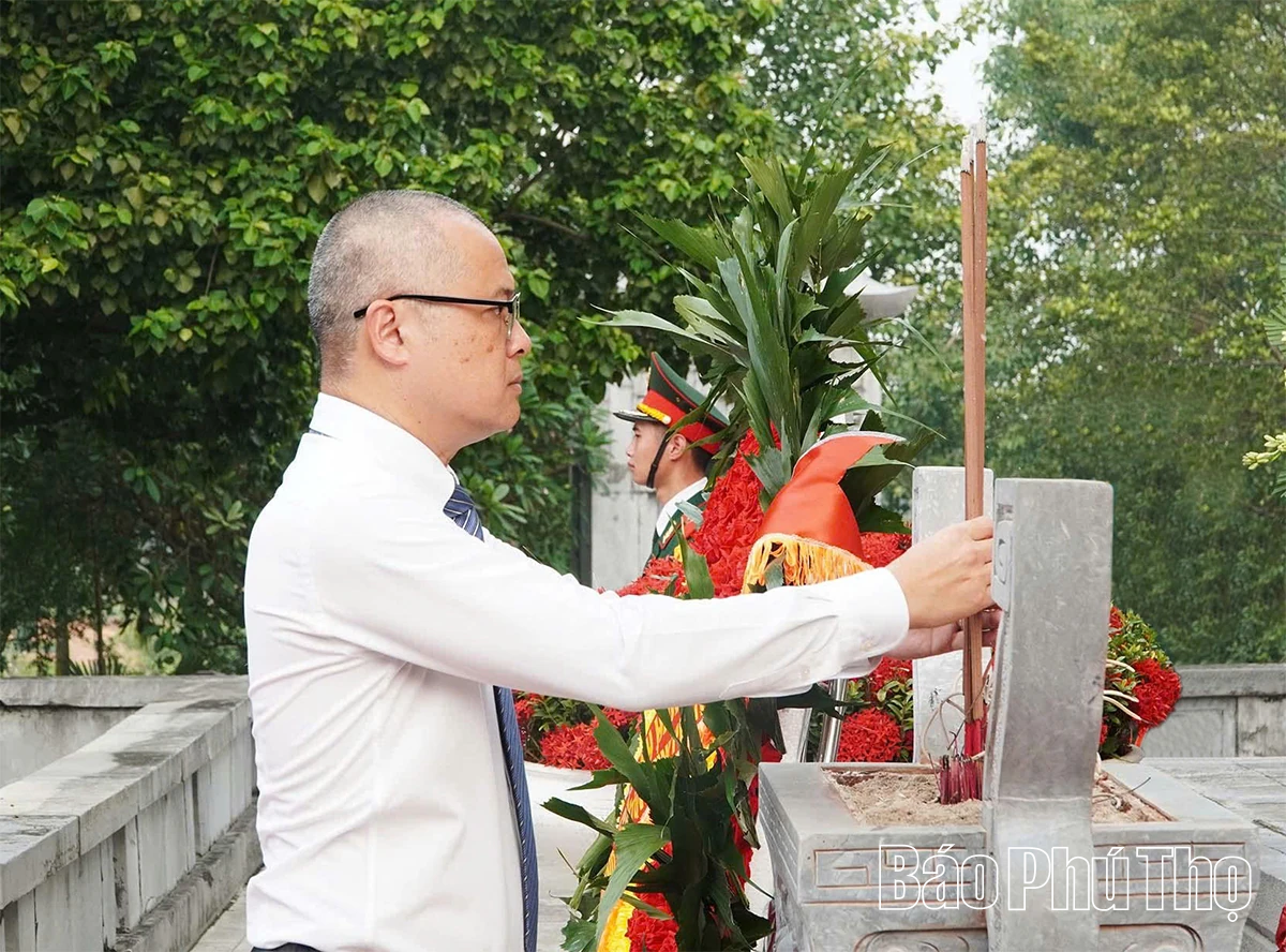 Lãnh đạo Tỉnh ủy, HĐND, UBND, Ủy ban MTTQ tỉnh dâng hương tưởng niệm các Anh hùng liệt sĩ