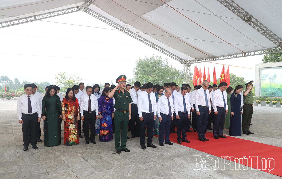 Lãnh đạo Tỉnh ủy, HĐND, UBND, Ủy ban MTTQ tỉnh dâng hương tưởng niệm các Anh hùng liệt sĩ