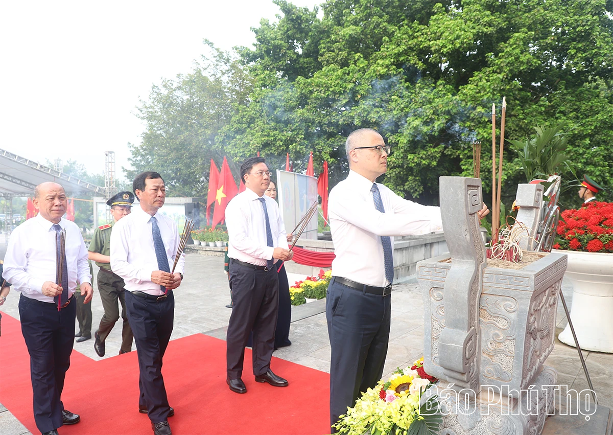Lãnh đạo Tỉnh ủy, HĐND, UBND, Ủy ban MTTQ tỉnh dâng hương tưởng niệm các Anh hùng liệt sĩ