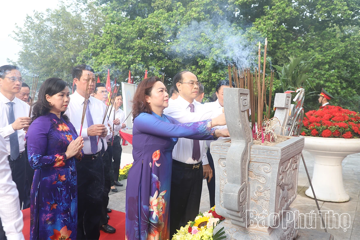 Lãnh đạo Tỉnh ủy, HĐND, UBND, Ủy ban MTTQ tỉnh dâng hương tưởng niệm các Anh hùng liệt sĩ