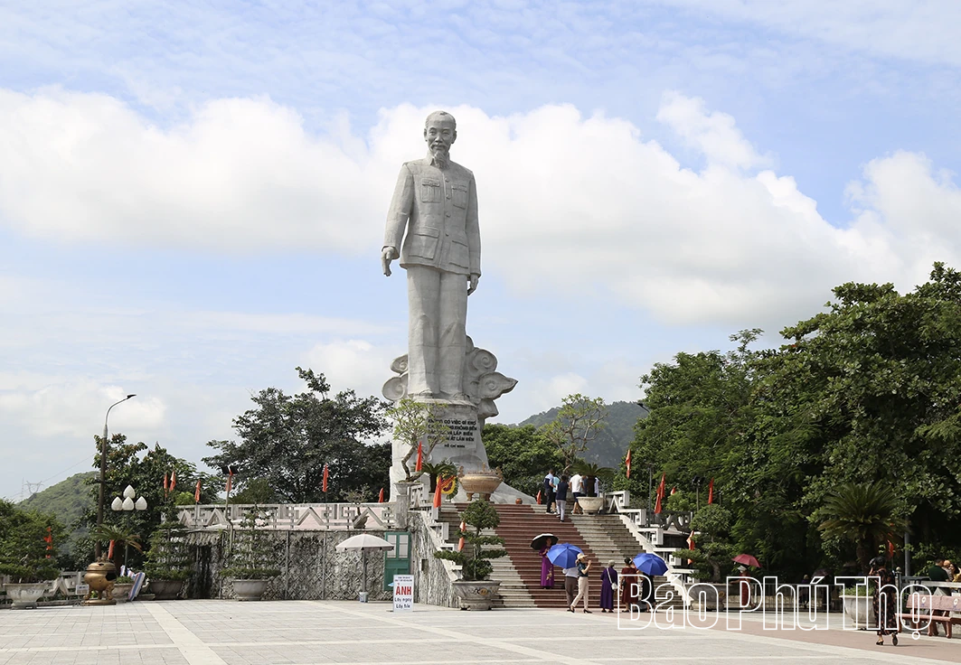 Tượng đài trong lòng Đất Tổ