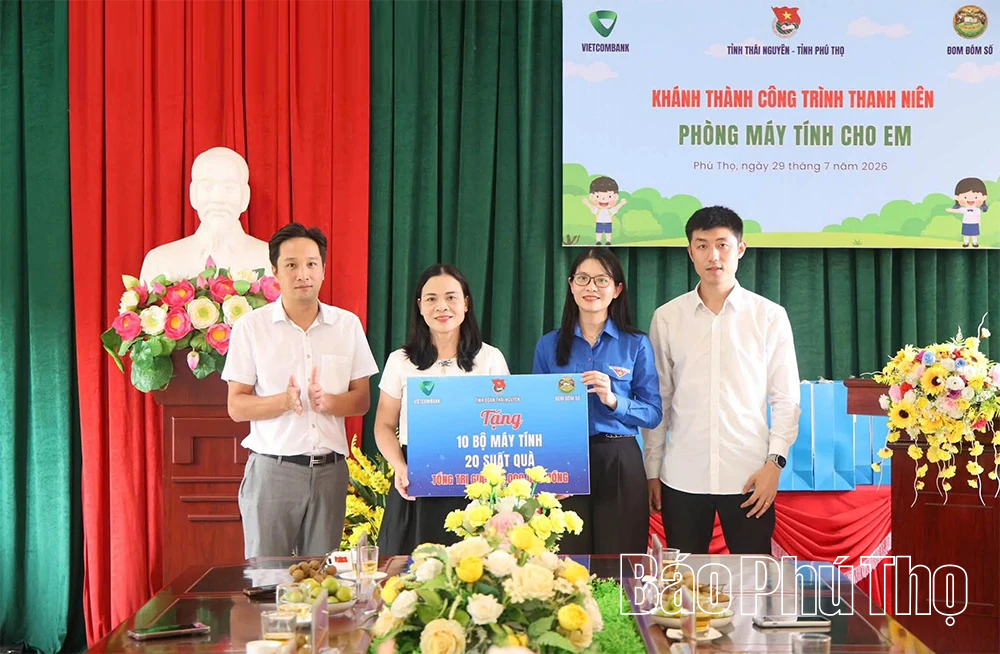 Bàn giao công trình thanh niên “Phòng máy tính cho em” tại Trường Tiểu học Gia Thanh