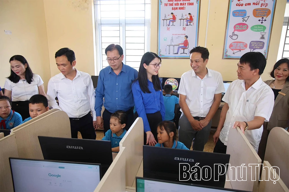 Bàn giao công trình thanh niên “Phòng máy tính cho em” tại Trường Tiểu học Gia Thanh