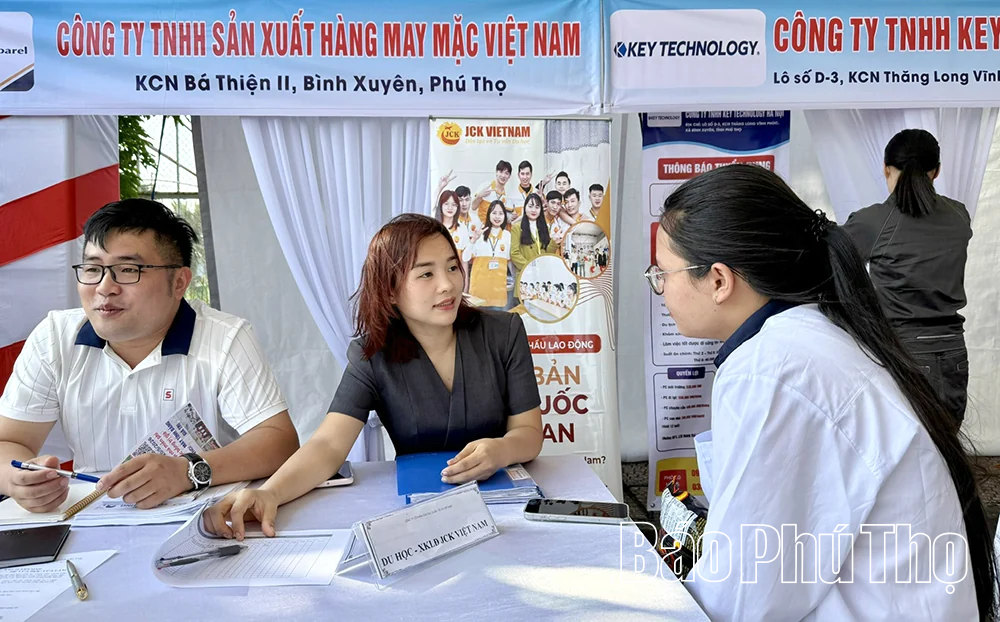 Phiên giao dịch việc làm tại xã Vĩnh Tường thu hút gần 300 người lao động đến tìm việc