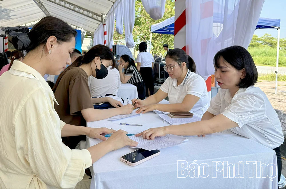 Phiên giao dịch việc làm tại xã Vĩnh Tường thu hút gần 300 người lao động đến tìm việc