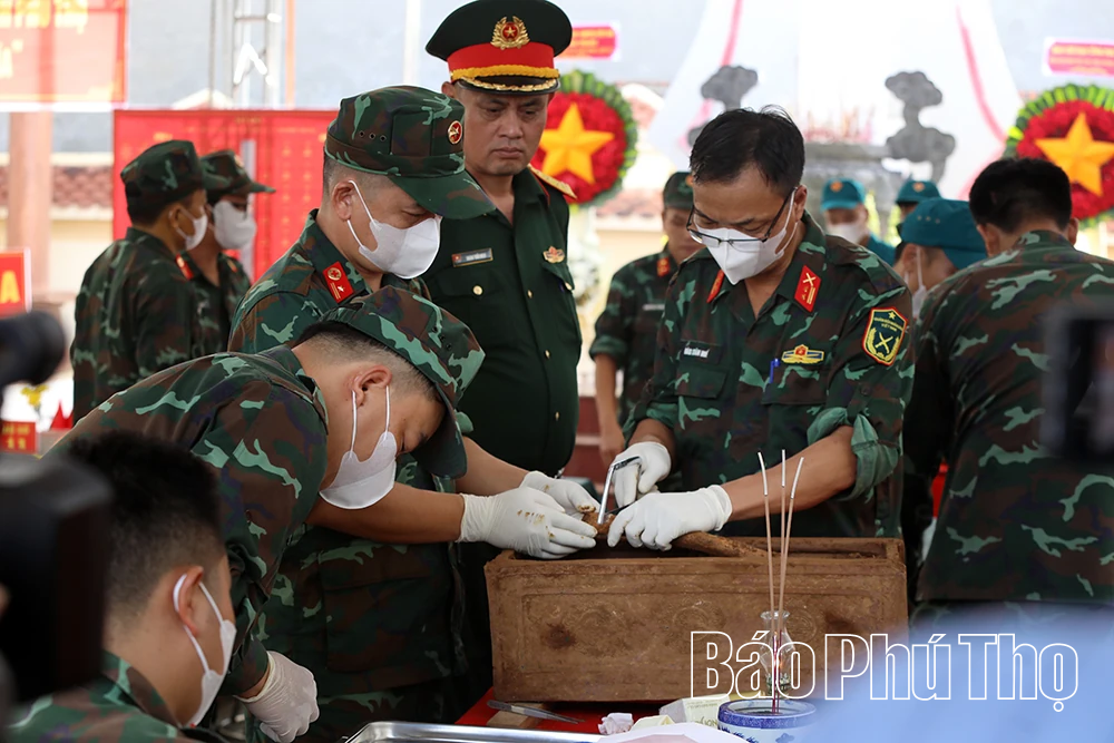 Lấy mẫu ADN 67 phần mộ liệt sĩ chưa xác định danh tính tại Nghĩa trang Dũng Phong