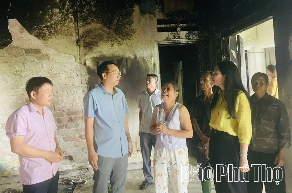 Kịp thời hỗ trợ gia đình bị thiệt hại do cháy nhà tại xã Đông Thành