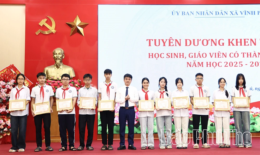 Tuyên dương&nbsp;khen thưởng hơn 600&nbsp;học sinh, giáo viên có thành tích xuất sắc