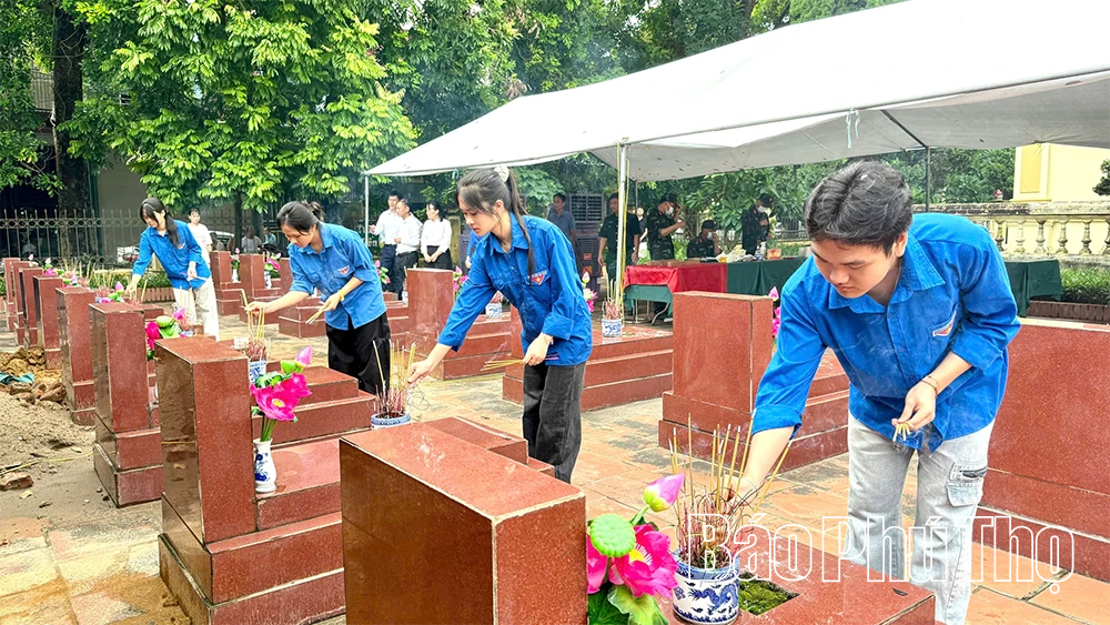 Xã Vĩnh Tường lấy mẫu ADN 31 hài cốt liệt sĩ chưa xác định danh tính