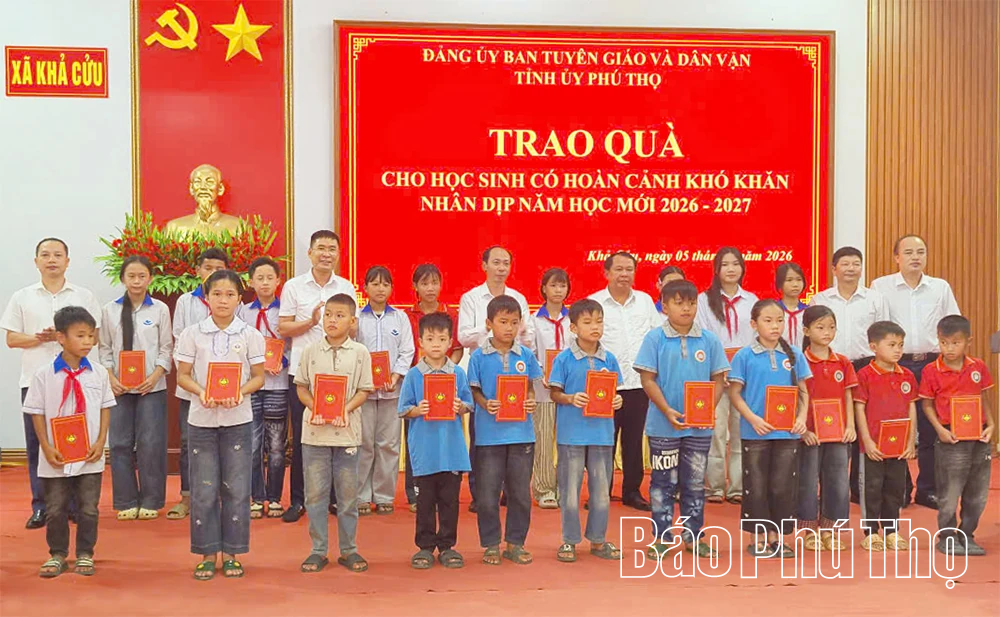 Trao quà cho học sinh có hoàn cảnh khó khăn tại xã Khả Cửu