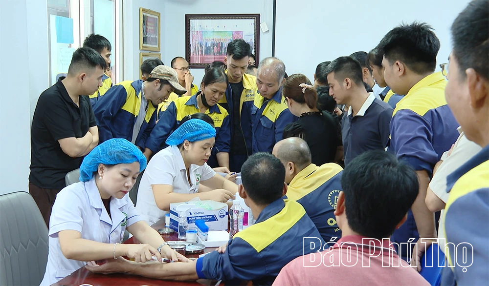 Khám sàng lọc cho hơn 400 công nhân lao động
