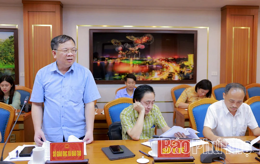 Phó Chủ tịch UBND tỉnh Nguyễn Khắc Hiếu nghe báo cáo Đề án an sinh xã hội