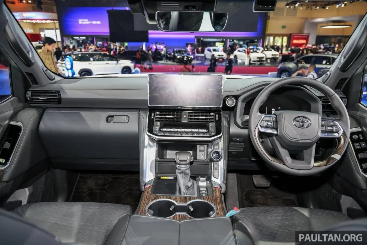 Cận cảnh Toyota Land Cruiser Hybrid 2026 ra mắt Đông Nam Á