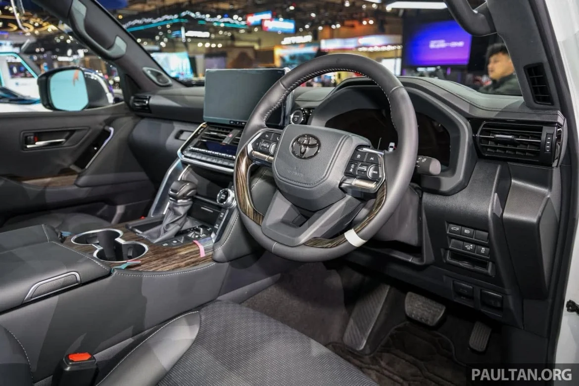 Cận cảnh Toyota Land Cruiser Hybrid 2026 ra mắt Đông Nam Á