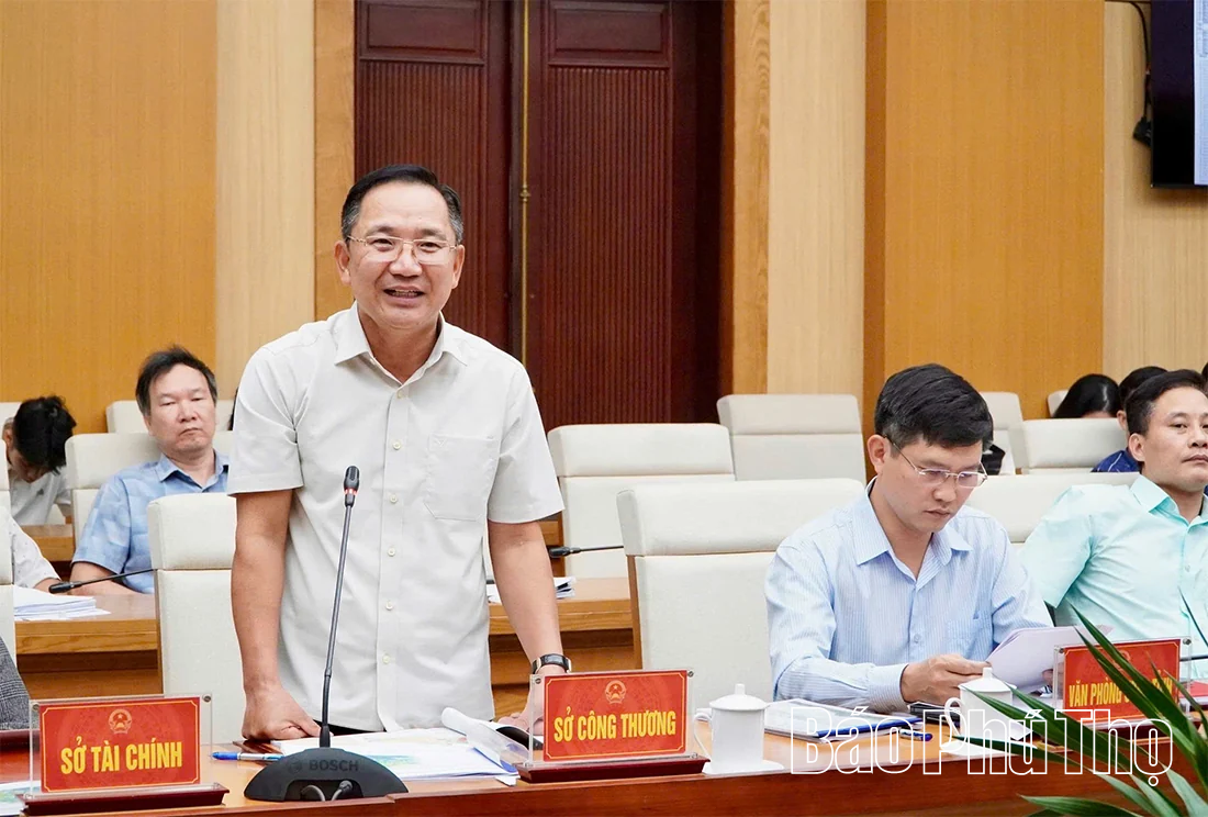 Chủ tịch UBND tỉnh Trần Duy Đông nghe báo cáo các đồ án quy hoạch phân khu