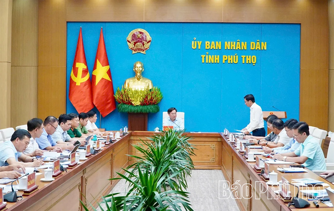 Chủ tịch UBND tỉnh Trần Duy Đông nghe báo cáo các đồ án quy hoạch phân khu