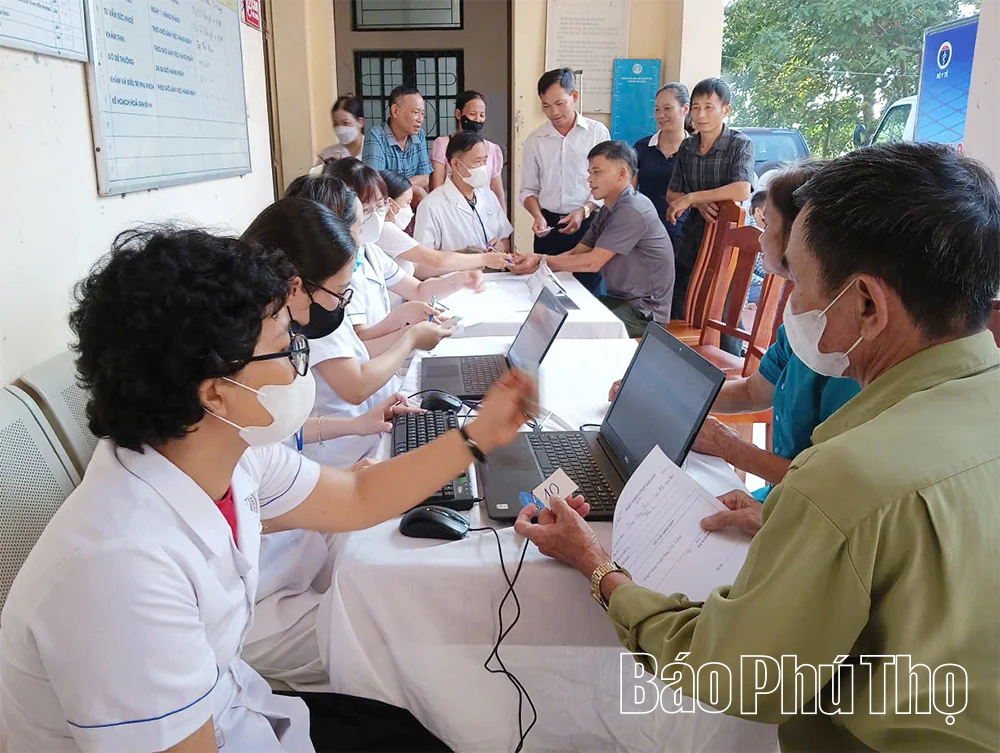Khám sàng lọc bệnh lao, bệnh phổi tắc nghẽn mãn tính cho trên 100 người dân xã Văn Lang