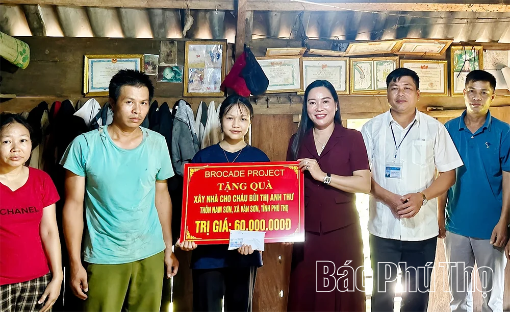 Trao tặng 1.000 đầu sách và 120 áo ấm cho học sinh xã Vân Sơn