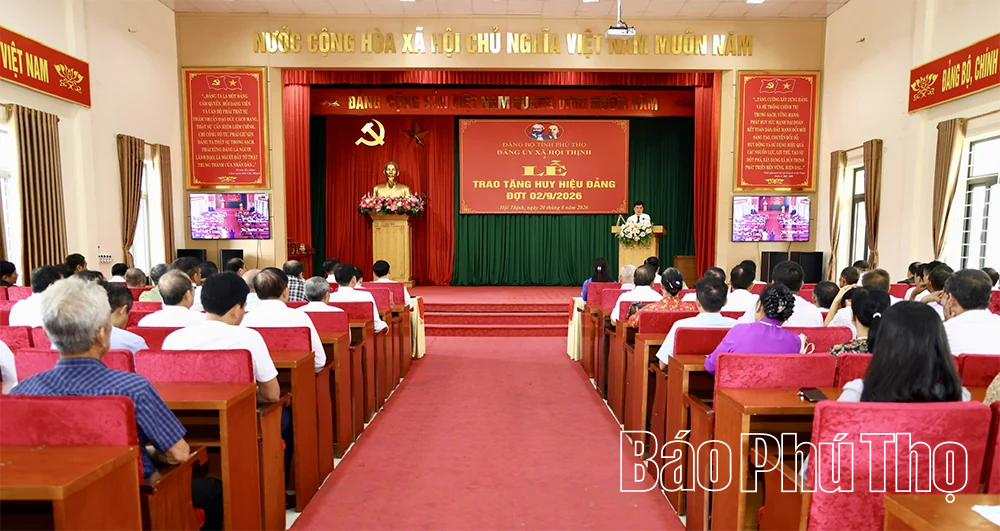 Phó Chủ tịch UBND tỉnh Quách Tất Liêm trao Huy hiệu Đảng tặng đảng viên Đảng bộ xã Hội Thịnh
