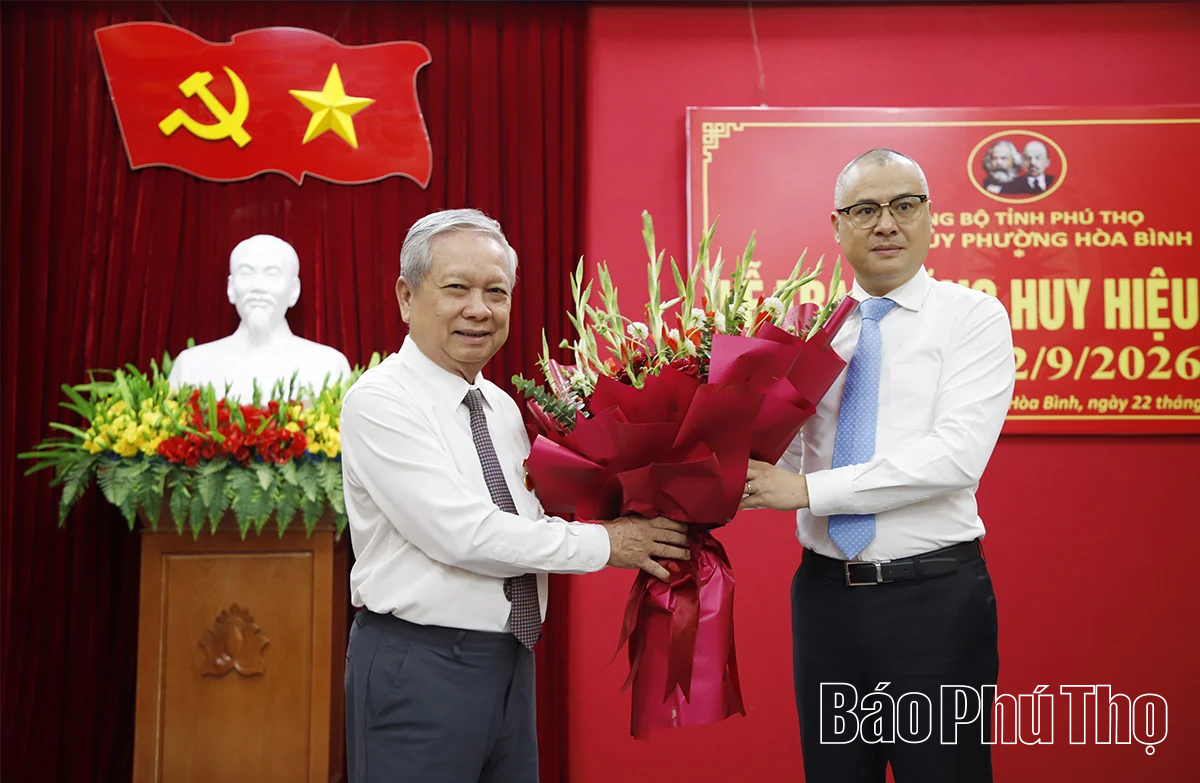 Bí thư Tỉnh ủy Phạm Đại Dương trao Huy hiệu 35 năm tuổi Đảng tại phường Hòa Bình