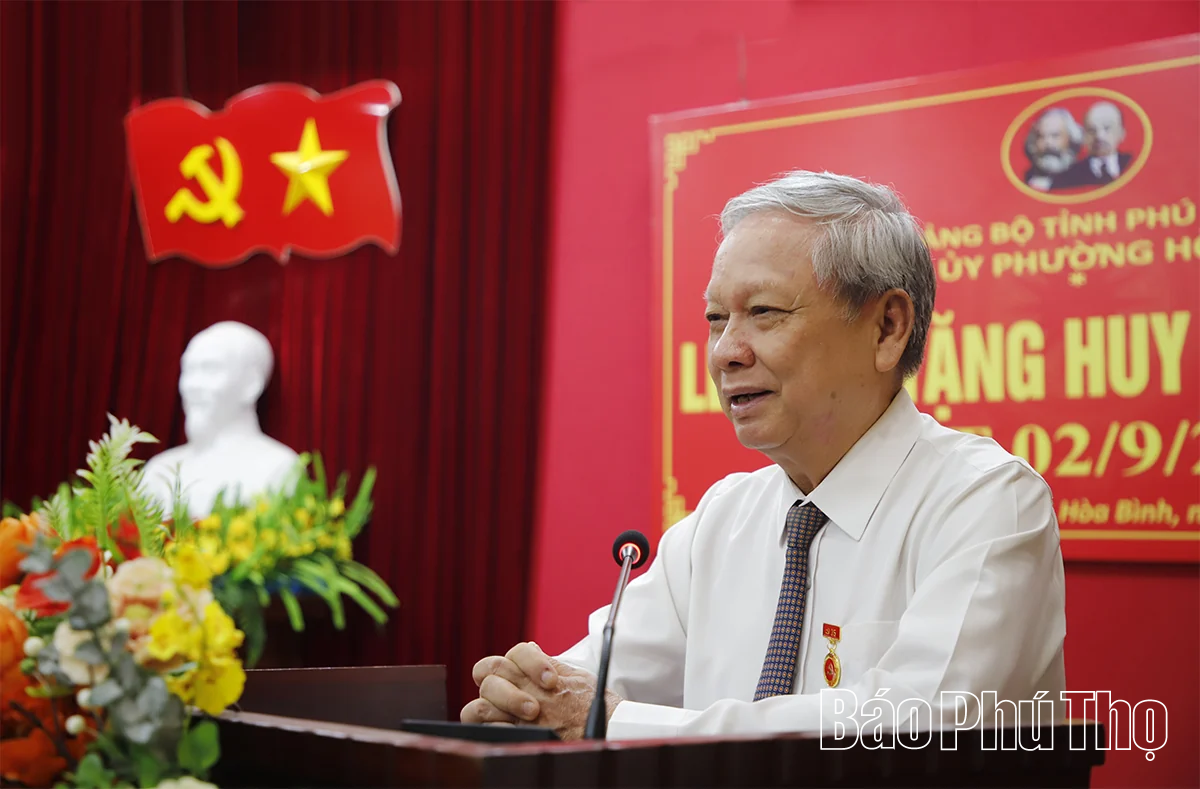 Bí thư Tỉnh ủy Phạm Đại Dương trao Huy hiệu 35 năm tuổi Đảng tại phường Hòa Bình