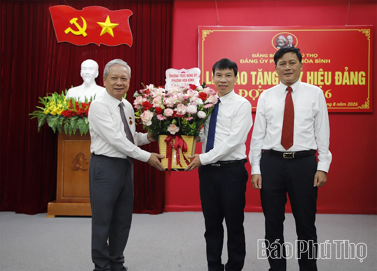 Bí thư Tỉnh ủy Phạm Đại Dương trao Huy hiệu 35 năm tuổi Đảng tại phường Hòa Bình