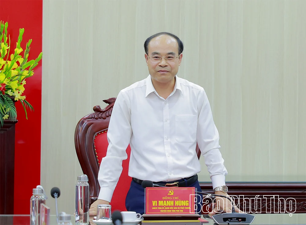 Giám đốc Báo và Phát thanh, truyền hình Phú Thọ trao Huy hiệu Đảng và làm việc về sắp xếp cơ sở giáo dục công lập
