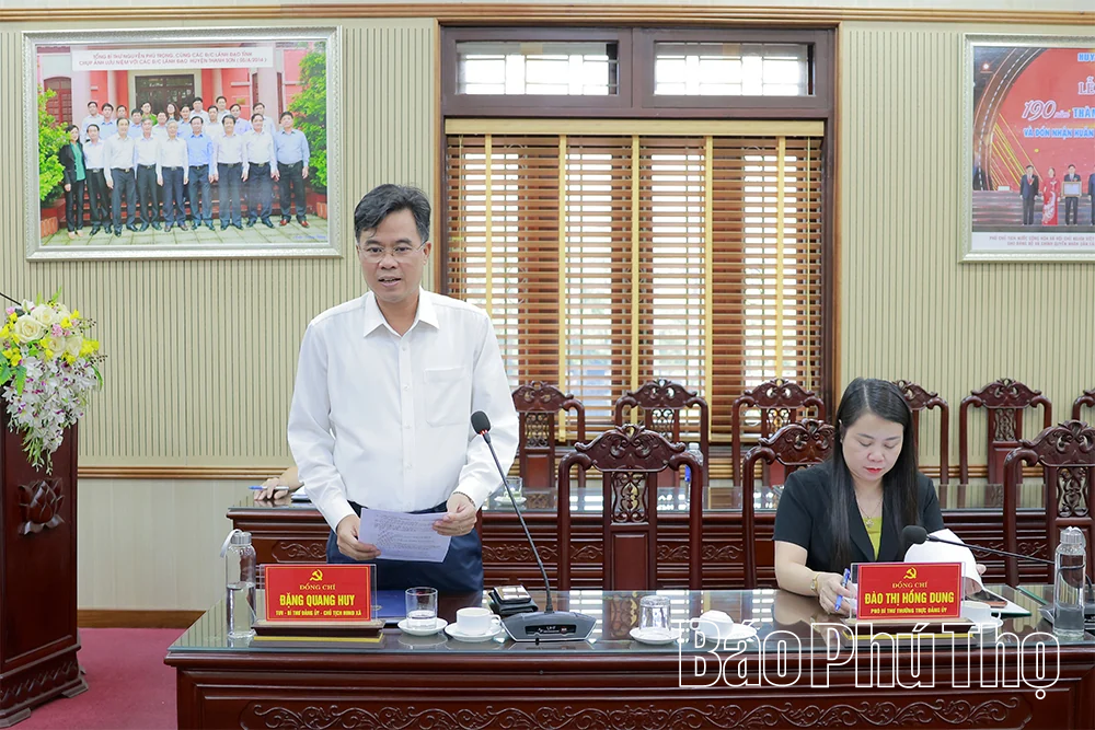 Giám đốc Báo và Phát thanh, truyền hình Phú Thọ trao Huy hiệu Đảng và làm việc về sắp xếp cơ sở giáo dục công lập
