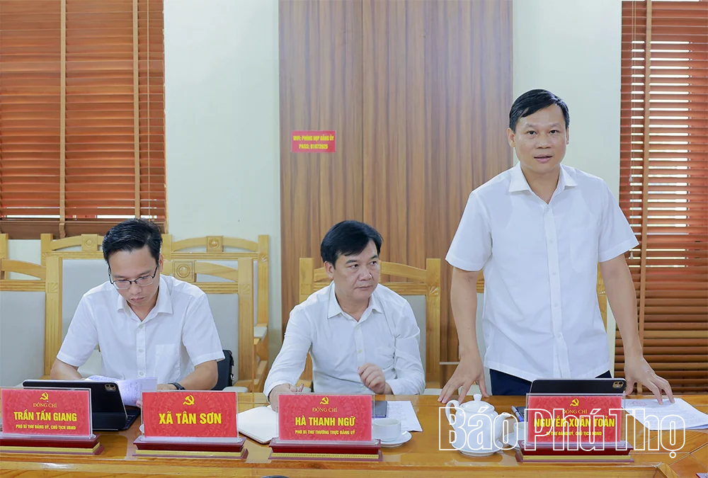 Giám đốc Báo và Phát thanh, truyền hình Phú Thọ trao Huy hiệu Đảng và làm việc về sắp xếp cơ sở giáo dục công lập