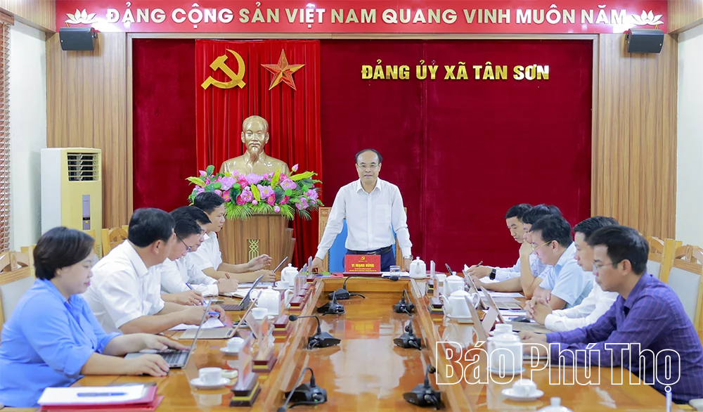 Giám đốc Báo và Phát thanh, truyền hình Phú Thọ trao Huy hiệu Đảng và làm việc về sắp xếp cơ sở giáo dục công lập