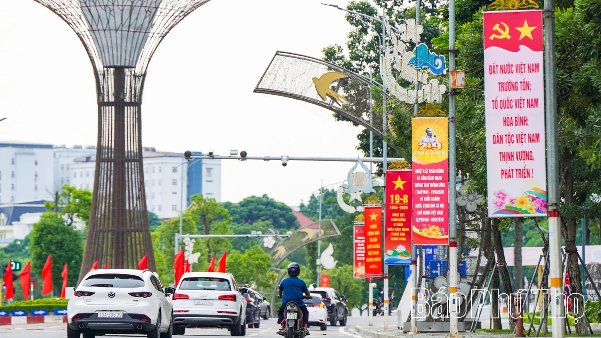 Đất Tổ rực sắc đỏ mừng Quốc khánh