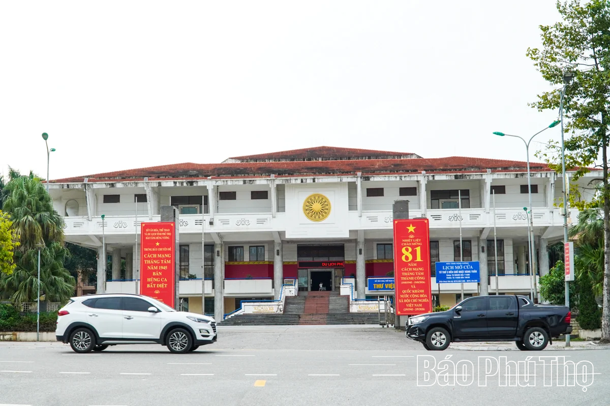 Đất Tổ rực sắc đỏ mừng Quốc khánh
