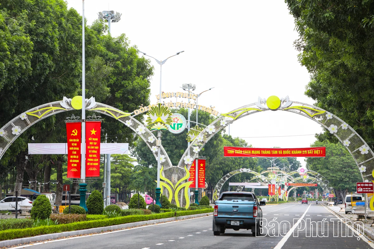 Đất Tổ rực sắc đỏ mừng Quốc khánh