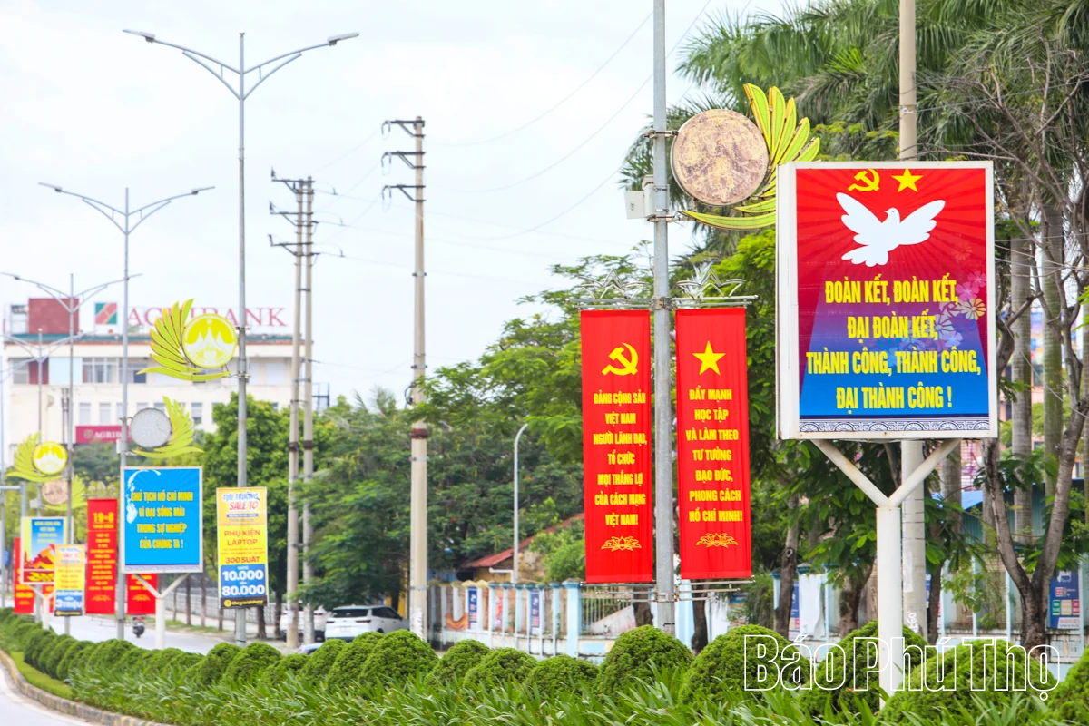Đất Tổ rực sắc đỏ mừng Quốc khánh